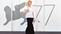 Aktris Inggris Tilda Swinton tiba di upacara pembukaan dan pemutaran film "Lacci" pada hari pembukaan Festival Film Venice ke-77, pada 2 September 2020 di Venice Lido, selama pandemi COVID-19, yang disebabkan oleh virus corona baru. (TIZIANA FABI / AFP)