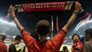 Suporter membentangkan syal bertuliskan Indonesia saat menonton laga semifinal Piala AFF 2016 melawan Vietnam di Stadion Pakansari, Jawa Barat, Sabtu (3/12/2016). (Bola.com/Vitalis Yogi Trisna)