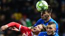 Striker Liechtenstein, Nicolas Hasler, duel udara dengan pemain Italia, Alessio Romagnoli dan Marco Verratti pada laga Kualifikasi Piala Eropa 2020 di Stadion Ennio-Tardini, Selasa (26/3). Italia menang 6-0 atas Liechtenstein. (AFP/Miguel Medina)