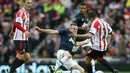 Gelandang Sunderlan Emanuele Giaccherini di hadang Tom Cleverley pada pertandingan sepak bola Liga Inggris antara Sunderland dan Manchester United di Stadion of Light di Sunderland (05/10/13). (AFP/Ian MacNicol)