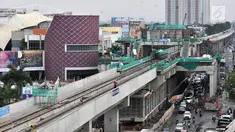 Pemandangan Jalur 5A Light Rail Transit (LRT) Kelapa Gading-Velodrome, Jakarta, Kamis (19/4). Progres pembangunan Jalur 5A LRT Kelapa Gading-Velodrome telah mencapai 70 persen. (Merdeka.com/Iqbal Nugroho)