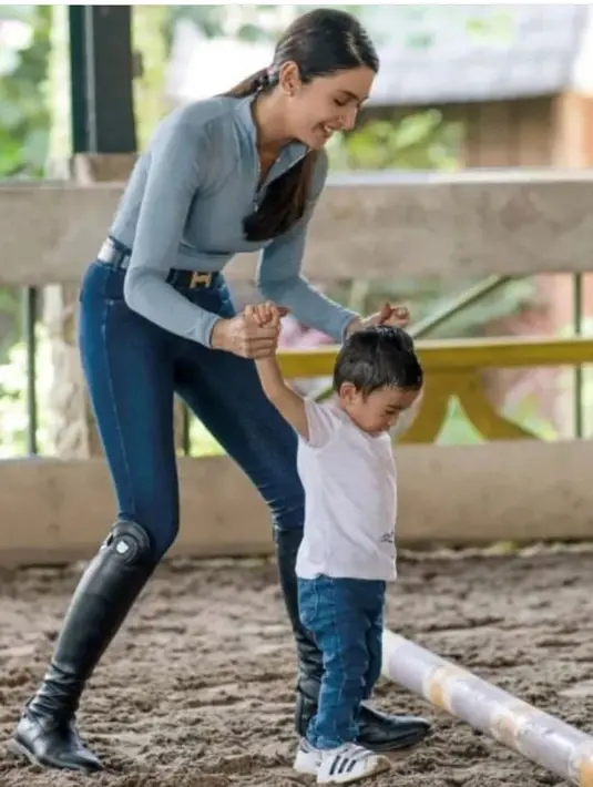 Padu padan  horse riding jacket dan celana jeans bikin Nabila terlihat lebih kece. [Foto: IG/nsyakieb85].