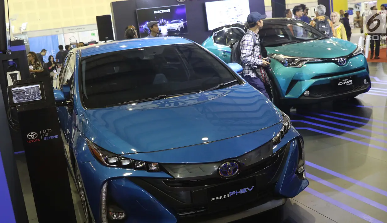 Pengunjung melihat-lihat mobil bertenaga listrik yang dipamerkan pada gelaran Indonesia Electric Motor Show (IEMS) 2019 di Jakarta, Rabu (4/9/2019). IEMS 2019 merupakan pameran khusus kendaraan listrik pertama di Indonesia yang digelar BPPT. (Liputan6.com/Helmi Fithriansyah)