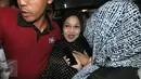 Sylviana Murni dikawal ketat saat meninggalkan gedung Ombudsman usai menjalani pemeriksaan Dir Tipikor Bareskrim Polri, Jakarta, Rabu (2/1). Ia diperiksa sebagai saksi dugaan korupsi dana hibah Kwarda Pramuka Jakarta. (Liputan6.com/Helmi Fithriansyah)