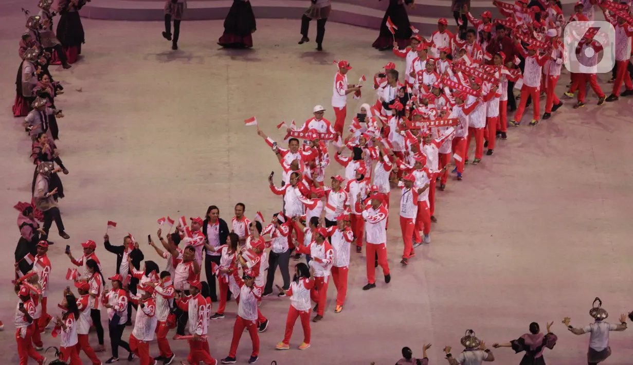 Kontingen Indonesia melintas saat upacara pembukaan SEA Games 2019 di Philipine Arena Bulacan, Manila, Sabtu (30/11/2019). Pesta olahraga se-Asia Tenggara ini akan berlangsung hingga 11 Desember. (Bola.com/M Iqbal Ichsan)