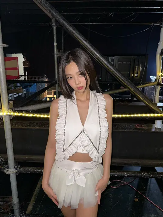 Rambut panjangnya dibelah tengah dan dibiarkan tergerai, membuat penampilan Jennie BLACKPINK dengan outfit ini semakin manis. Foto: Instagram.