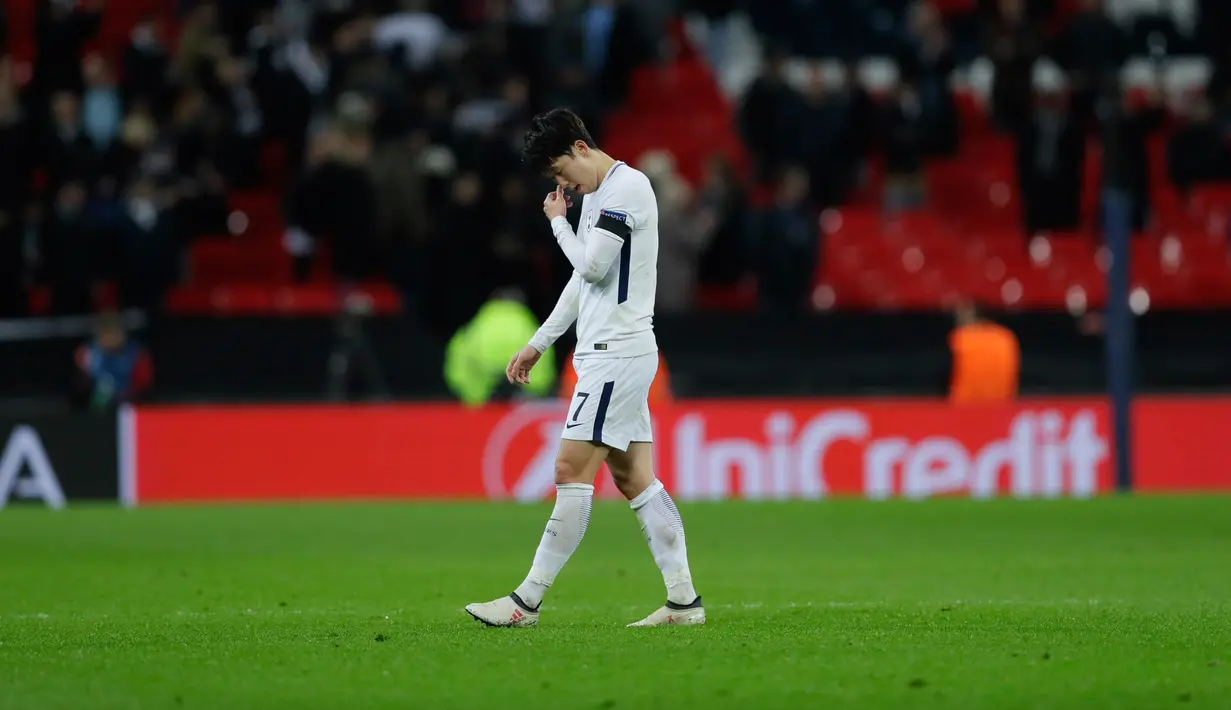 Striker Tottenham Hotspur, Son Heung-Min bereaksi seusai kalah atas Juventus pada leg kedua babak 16 besar Liga Champions di Wembley, Kamis (8/3). Gol Heung-Min sia-sia setelah Juventus sanggup mencetak dua gol balasan. (AP/Kirsty Wigglesworth)