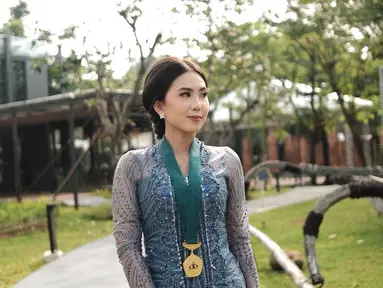 Kendati demikian, Awkarin, Zahra dan kedua orang tua tetap menghormati pilihan profesi masing-masing.  (Liputan6.com/IG/@zahra.annsy)