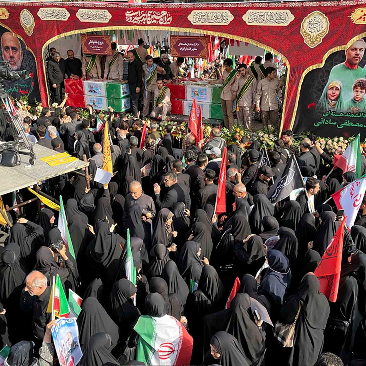 FOTO: Iran Gelar Pemakaman Kenegaraan Korban Serangan Israel, Ribuan Warga Padati Lapangan Revolusi