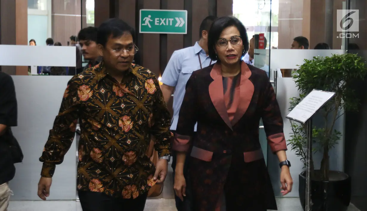 Menteri Keuangan Sri Mulyani (kanan) saat akan memberikan apresiasi dan penghargaan kepada 30 Wajib Pajak (WP) di Jakarta, Rabu (13/3). Penerimaan pajak Kanwil DJP Wajib Pajak Besar tahun 2019 ditargetkan tumbuh 19 persen. (Liputan6.com/JohanTallo)
