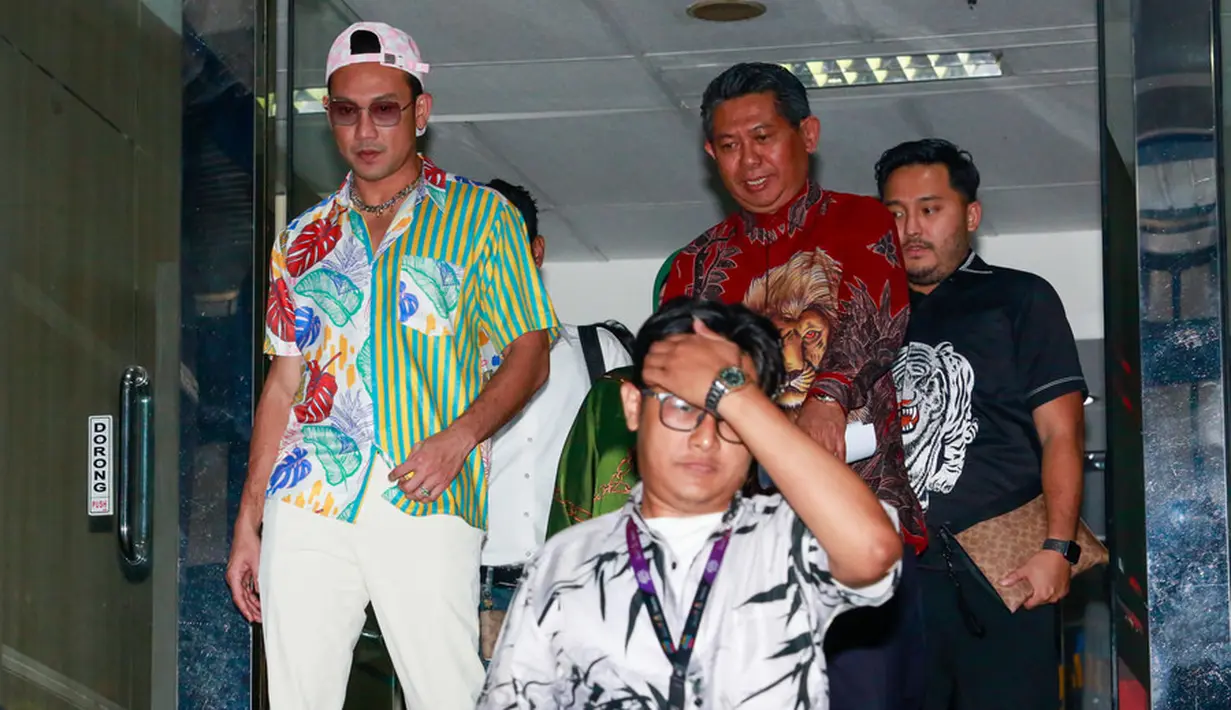 Pemeran dalam film Perfect Strangers itu melaporkan atas dugaan pencemaran nama baik dan ITE. Laporan pria disapa Densu itu tercatat dengan nomor LP/B/4945/VIII/2023/SPKT/POLDA METRO. [Foto: Muhammad Akrom Sukarya/KapanLagi.com]