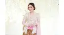 Tak hanya gaun, Ayu Dewi tetap mempesona dalam balutan kebaya dan kain batik.