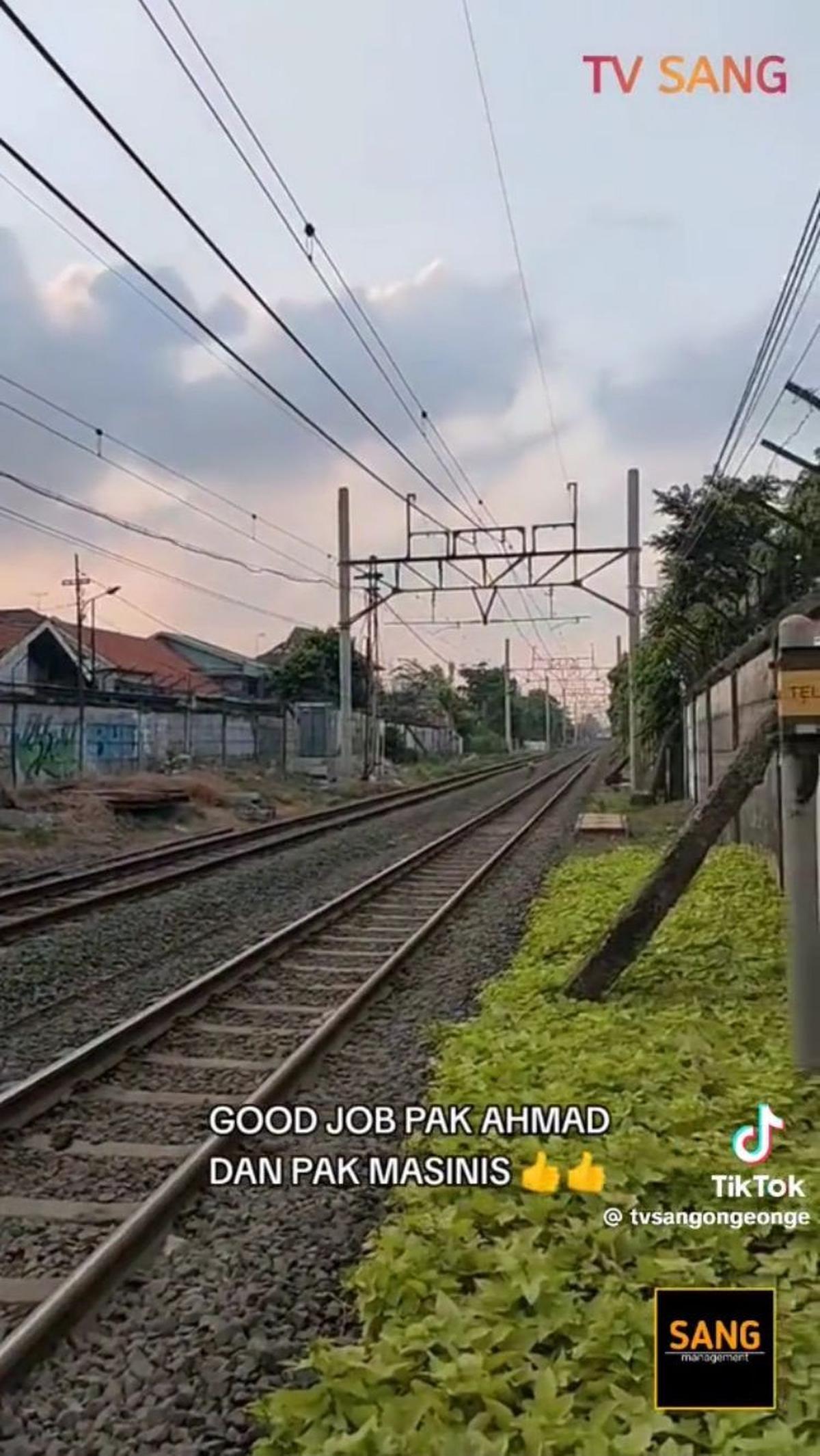 Padahal di waktu yang bersamaan, kereta sudah mulai mendekat. Itu artinya, hal ini sangat berbahaya untuk para pengendara motor yang nekat menerobos palang perlintasan.