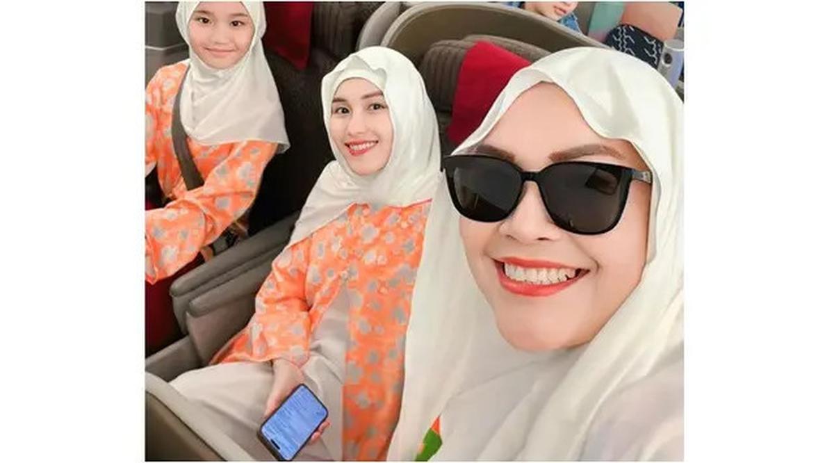 6 Potret Ayu Ting Ting dan Bilqis Berangkat Umrah, Akhir Tahun Bareng Keluarga