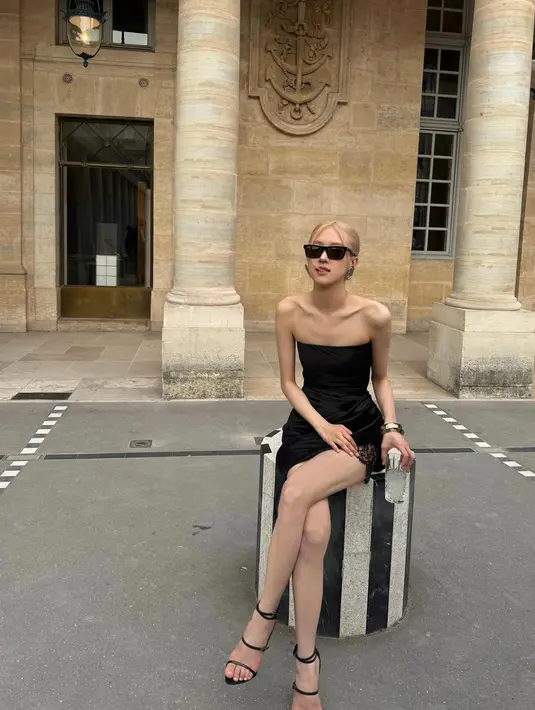 Tak banyak menambahkan aksesori secara berlebihan, Rose menambahkan sunglasses, beberapa aksesori seperti anting dan gelang, serta open-toe heels yang juga berwarna hitam. [Foto: Instagram/roses_are_rosie]