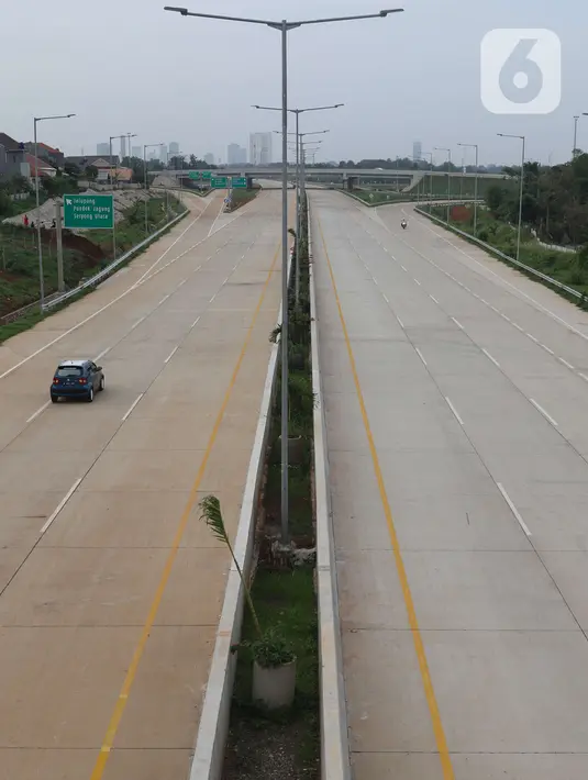 Kendaraan melintasi jalan Tol Kunciran-Serpong di Gerbang Tol Parigi, Tangerang Selatan, Jumat (6/12/2019). Ruas tol sepanjang 11,1 km tersebut diharapkan bisa memudahkan perjalanan masyarakat yang berasal dari arah Serpong menuju Bandara Soekarno Hatta, Cengkareng. (Liputan6.com/Angga Yuniar)