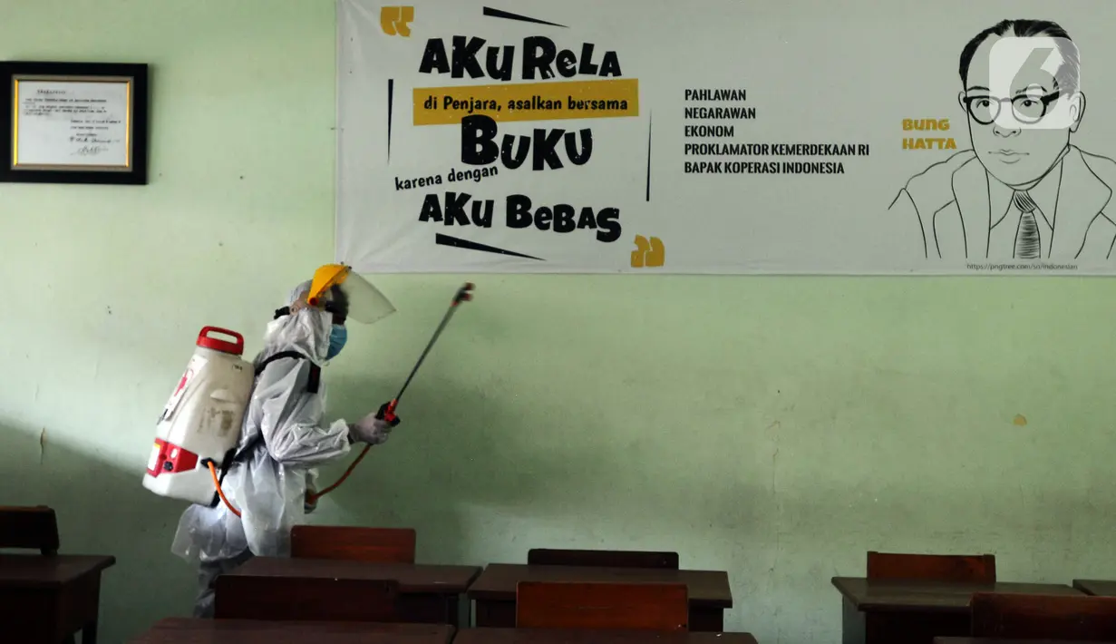 Petugas Palang Merah Indonesia (PMI) menyemprotkan cairan disinfektan di SMA 70 Jakarta, Kamis (27/1/2022). Pemprov DKI Jakarta mencatat ada 90 sekolah ditutup sementara akibat ditemukannya kasus COVID-19 varian Omicron yang tersebar di lima kota administrasi DKI Jakarta. (merdeka.com/Imam Buhori)