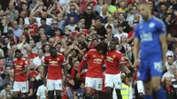 Kemenangan 2-0 atas Leicester City membuat Manchester United (MU) masih kokoh di puncak klasemen Liga Inggris 2017/2018. (AP Photo/Rui Vieira)