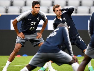 Pemain Prancis, Antoine Griezmann dan Raphael Varane saat melakukan sesi latihan jelang laga UEFA Nations League di Munich, Jerman, Rabu (5/9/2018). Prancis akan berhadapan dengan Jerman. (AFP/Franck Fife)