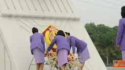 Citizen6, Jakarta: Dalam rangka HUT Ke - 46 IKKT, Ketua Umum IKKT Pragati Wira Anggini, Ibu Tetty Agus Suhartono berziarah ke Taman Makam Pahlawan Kalibata, Selasa (3/7). (Pengirim: Badarudin Bakri).