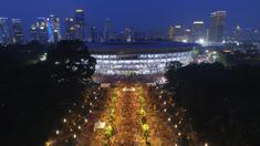 Suasana suporter Persija Jakarta, The Jakmania, saat memadati area Senayan, Jakarta, Minggu (9/12). Persija melakoni laga terakhir Liga 1 melawan Mitra Kukar. (Bola.com/Muhammad Husni)