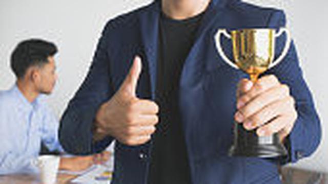 Ilustrasi mendapat piala penghargaan.