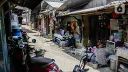Aktivitas warga RT 012/RW 022 Muara Angke, Pluit, Penjaringan, Jakarta Utara, Rabu (30/10/2019). Warga menolak penggusuran permukiman mereka yang akan dibangun Jakarta sewerage system (JSS) atau instalasi pengelolaan air limbah (IPAL) di dekat Waduk Muara Angke. (Liputan6.com/Faizal Fanani)