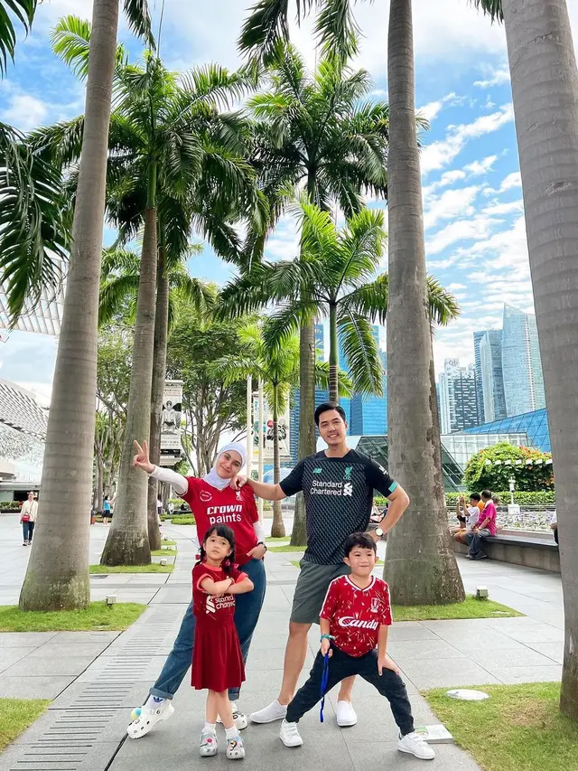 Seru Nonton Bola, Ini 7 Potret Liburan Nycta Gina dan Rizky Kinos di Singapura