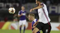 Bek AC Milan, Leonardo Bonucci (kanan) menghentikan pergerakan pemain Austria Vienna, Christoph Monschein.  (AP Photo/Ronald Zak)