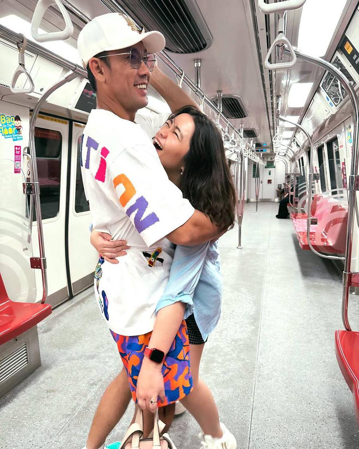 "Semuanya simpel, kita nggak beli barang mahal ya, karena menurut kita kalau bayi gitu dia pakainya cepat ya. Dan kita nggak mau terlalu boros," ujarnya.