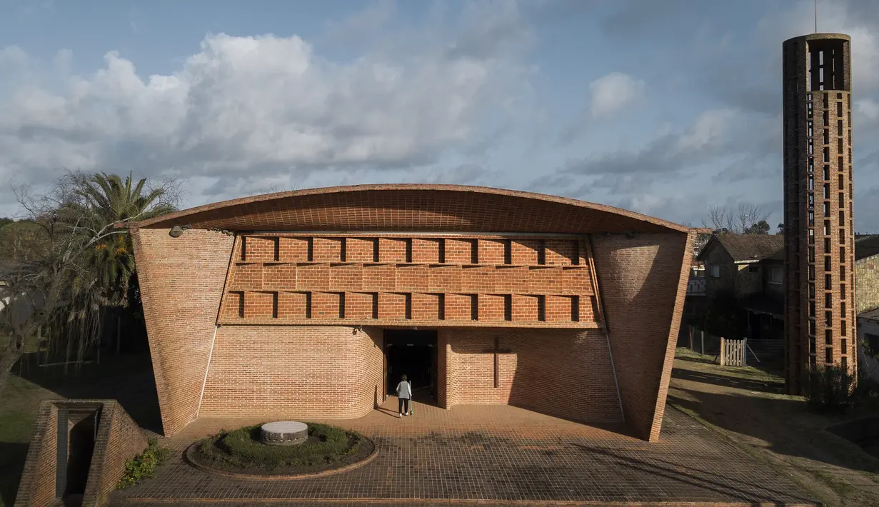 Pemandangan udara dari Gereja Kristus Sang Pekerja dan Bunda Maria dari Lourdes di Estacion Atlantida, Uruguay, 26 Juli 2021. UNESCO mempertimbangkan gereja yang didirikan insinyur Uruguay Eladio Dieste pada tahun 1958 tersebut sebagai Warisan Kemanusiaan untuk Budaya. (AP Photo/Matilde Campodonico)