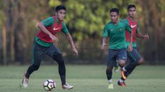 Gelandang Timnas Indonesia U-22, Hanif Sjahbandi, menggiring bola saat latihan di Lapangan SPH Karawaci, Banten, Senin (7/8/2017). Latihan dilakukan sebagai persiapan jelang SEA Games 2017 Malaysia. (Bola.com/Vitalis Yogi Trisna)