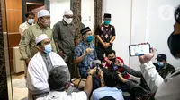 Sekretaris Umum FPI Munarman (kanan) memberikan keterangan terkait aksi penyerangan terhadap polisi oleh Laskar FPI di Petamburan III, Jakarta, Senin (7/12/2020). Polisi menembak mati enam orang yang mengawal rombongan Rizieq Shihab. (Liputan6.com/Faizal Fanani)