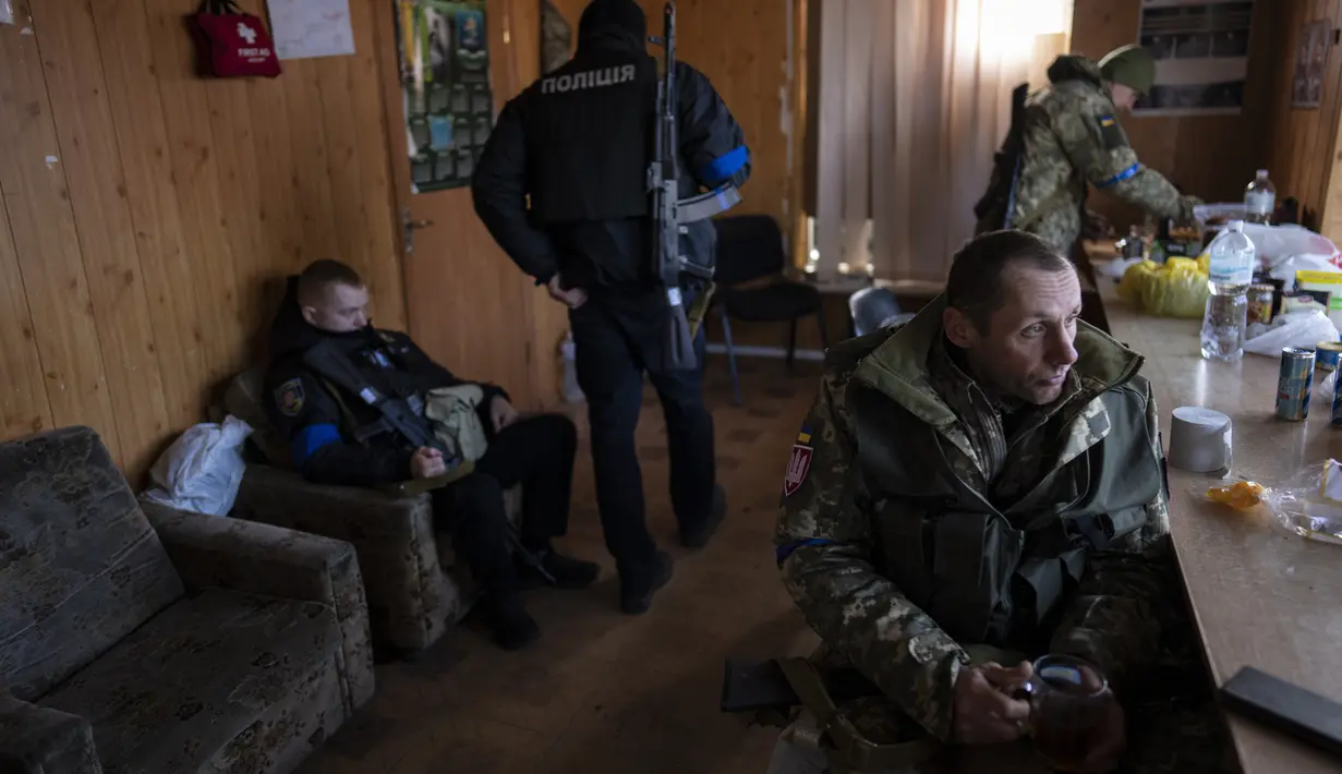 Seorang tentara minum teh saat istirahat di pos pemeriksaan militer, di Liyn, Ukraina, Rabu, 16 Maret 2022. Invasi Rusia ke Ukraina memasuki hari ke-21. Berbagai upaya negosiasi menuju kompromi telah dilakukan demi menuju perdamaian di antara kedua belah pihak. (AP Photo/Rodrigo Abd)