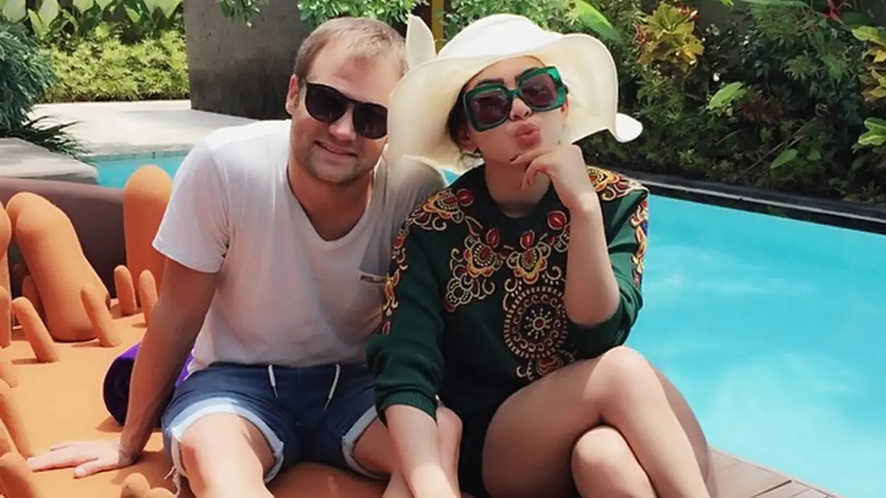 Syahrini dan Dash Berlin 