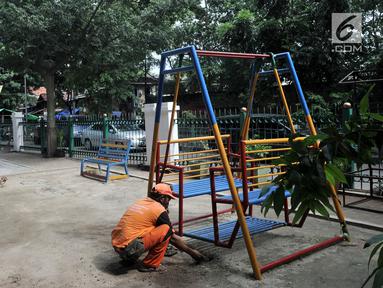 Petugas PPSU Kelurahan Pasar Baru memperbaiki lapangan saat perawatan Ruang Publik Terpadu Ramah Anak (RPTRA) Pintu Air, Pasar Baru, Jakarta, Selasa (23/4). Pihak Kelurahan Pasar Baru melakukan perawatan RPTRA Pintu Air dalam rangka memperbaiki fasilitas yang rusak. (Liputan6.com/Iqbal S. Nugroho)