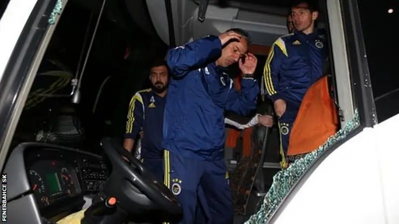 Bus Fenerbahce Ditembak Dalam Perjalanan ke Bandara Trabzon