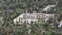 Suporter Persebaya saat pertandingan melawan PSMS pada laga perempat final Piala Presiden di Stadion Manahan, Solo, Sabtu, (3/2/2018). PSMS menang adu penalti atas Persebaya dengan skor 4-3. (Bola.com/M Iqbal Ichsan)