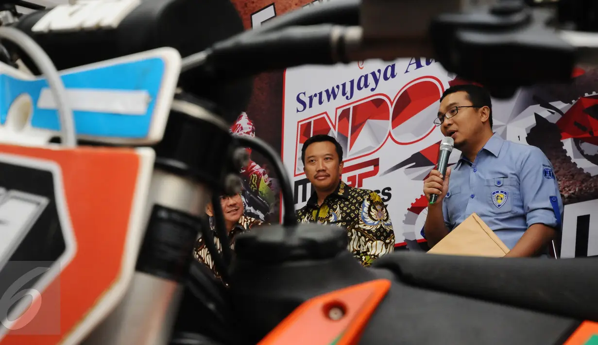 Ketua PP IMI, Sadikin Aksa (kanan) memberi keterangan terkait hitung mundur ajang MXGP 2017 di Jakarta, Rabu (18/1). Ajang motokross internasional MXGP 2017 akan digelar di kota Pangkal Pinang, 4-5 Maret mendatang. (Liputan6.com/Helmi Fithriansyah)