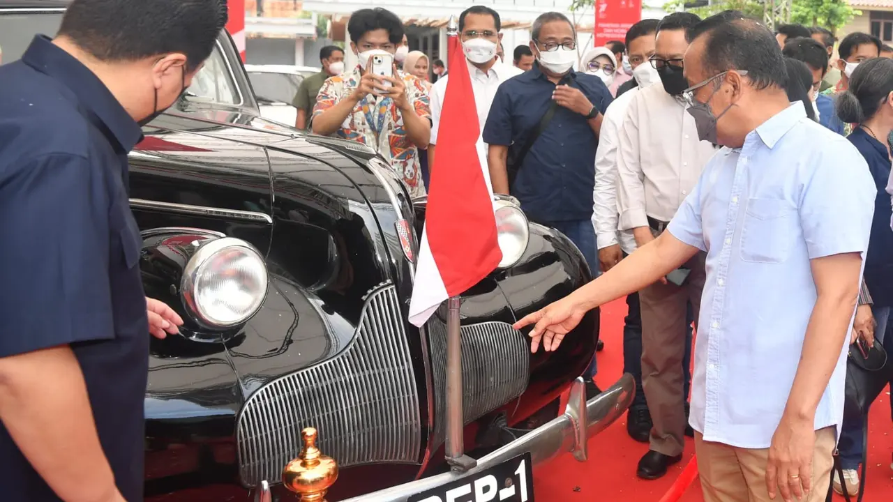 Menteri Sekretaris Negara Pratikno (kanan) dan Menteri BUMN Erick Thohir (kiri) membuka pameran mobil kepresidenan di Sarinah
