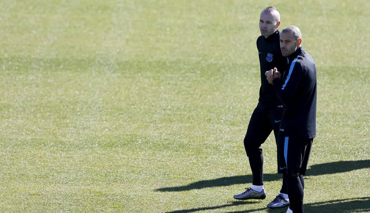 Dua Gelandang Tangguh Barcelona, Andres Iniesta (kiri) dan Javier Mascherano berebincang saat sesi latihan jelang Final Piala Dunia Antarklub  melawan tim Argentina, River Plate di Yokohama, Tokyo, Jepang, (18/12). (REUTERS/Yuya Shino)
