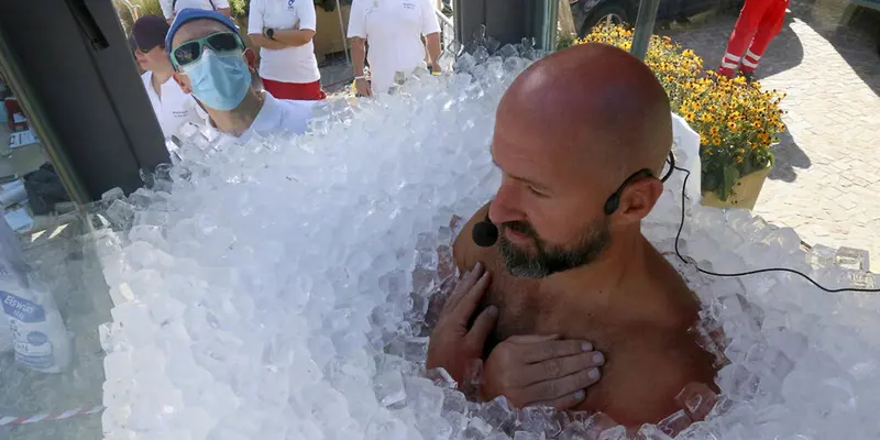 FOTO: Rekor Dunia, Pria Austria Berendam Dalam Es Selama 2,5 Jam