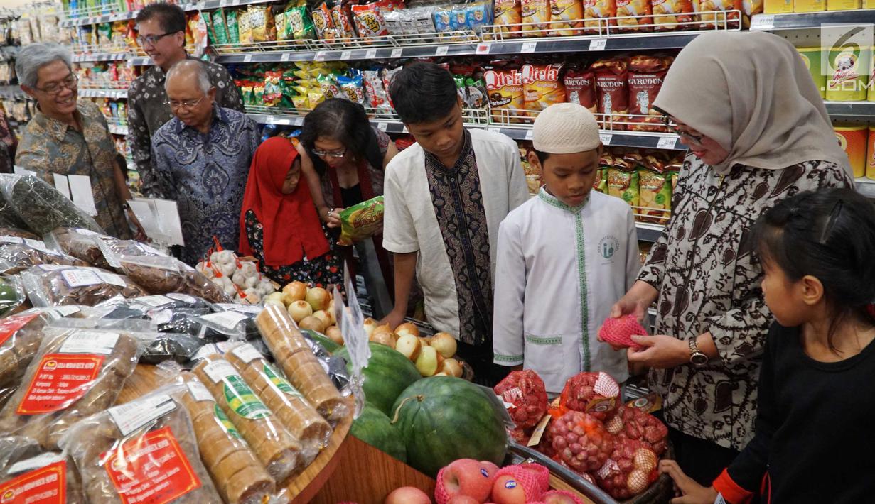 Direktur Pemberdayaan Konsumen Kemendag, Nina Mora (kanan), Direktur PT Hero Supermarket Tbk. Roy Soeradji, Presiden Komisaris Ipung Kurnia dan Ketua BPKN Ardiansyah Parman menjelaskan produk kepada anak-anak pada perayaan HUT ke-48 Hero Group di Jakarta, Jumat (23/8/2019). (Liputan6.com/HO/Eko)