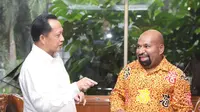 Gubernur Papua, Lukas Enembe, menemui Menteri Dalam Negeri (Mendagri) Tito Karnavian (Istimewa)