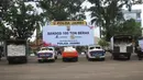 Sejumlah mobil berisi beras bantuan terlihat saat acara pelepasan di halaman Mapolda Jambi, Jumat (6/8/2021). Acara pelepasan pendistribusian 100 ton beras untuk masyarakat terdampak Pandemi Covid-19 ini merupakan bantuan dari EMTEK (Elang Mahkota Teknologi) dan LYMAN Group. (Liputan6.com/Istimewa)