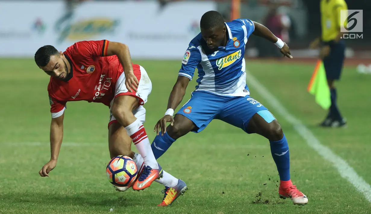 Gelandang Persija, Zerzauri (kiri) berebut bola dengan pemain RCD Espanyol Papa Kouly Diop pada laga persahabatan di Stadion Patriot Candrabhaga, Bekasi, Rabu (19/7). Persija kalah telak dari RCD Espanyol 0-7. (Liputan6.com/Helmi Fithriansyah) 