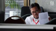 Kepala Divisi Batubara PLN Harlen menunggu di lobi gedung KPK, Jakarta, Kamis (16/8). Harlen diperiksa sebagai saksi untuk tersangka Wakil Ketua Komisi VII DPR Eni Maulani Saragih. (Merdeka.com/Dwi Narwoko)