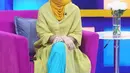 Feni Rose tampil beda saat membawakan acara di bulan Ramadan. Ia tampil mengenakan hijab dengan outfit yang berwarna semarak. Seperti dalam foto ini, Feni Rose memilih gamis panjang berwarna kuning, dengan rok lebar panjang biru muda, dan hijab mustard yang colorful, tapi tak mencolok. Foto: Instagram.