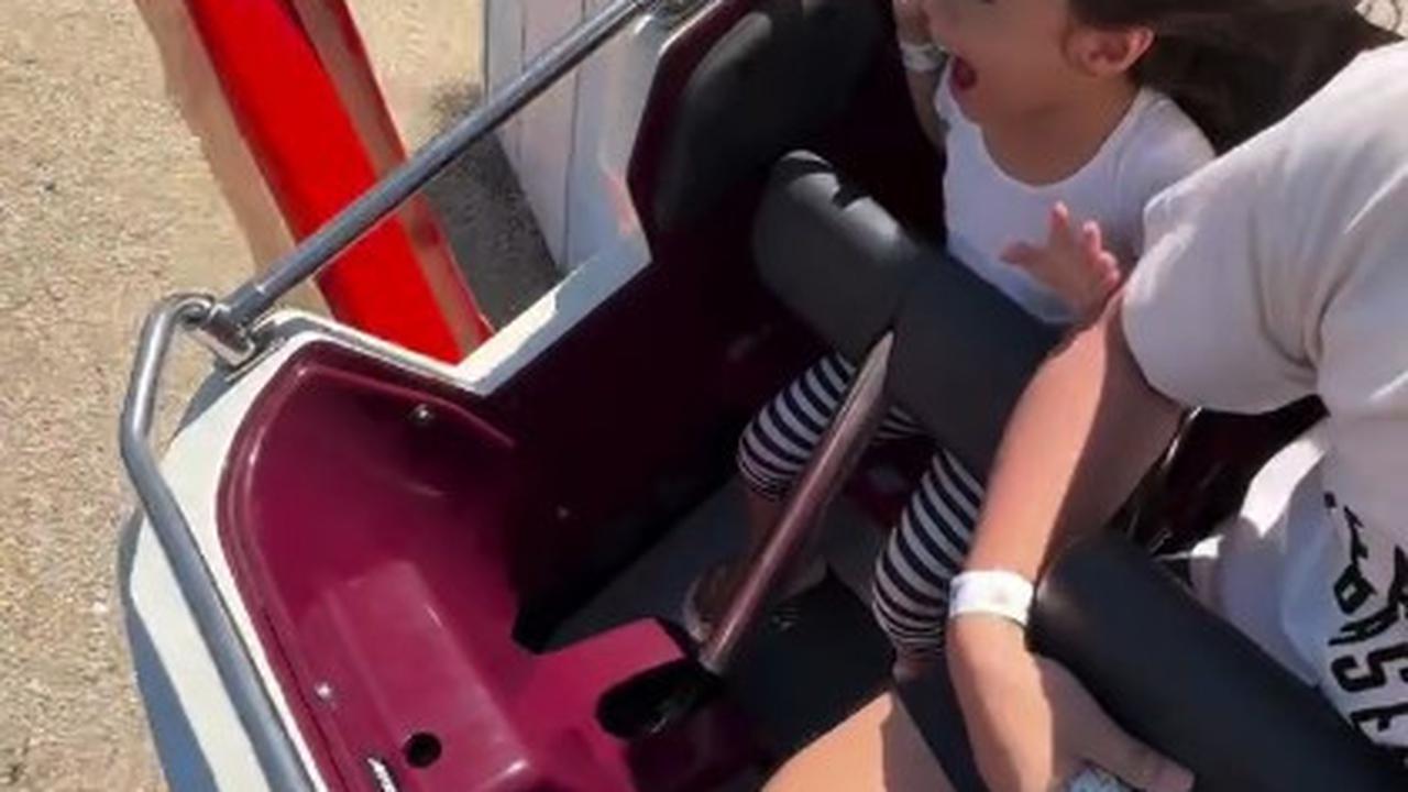 7 Potret Cara Rose Anak Rianti Cartwright Naik Roller Coaster Pertama Kali, Berani Sambil Angkat Tangan