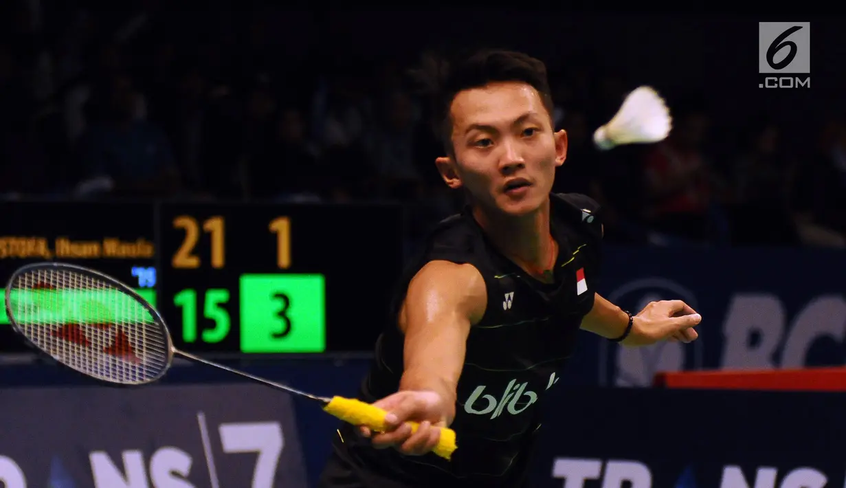 Pebulutangkis Indonesia, Ihsan Maulana Mustofa berusaha mengembalikan kok ke arah pemain Hongkong, Wei Nan di kualifikasi Indonesia Open 2017 di Jakarta Convention Centre, Senin (12/6). Ihsan kalah 21-15, 18-21. 13-21. (Liputan6.com/Helmi Fithriansyah)